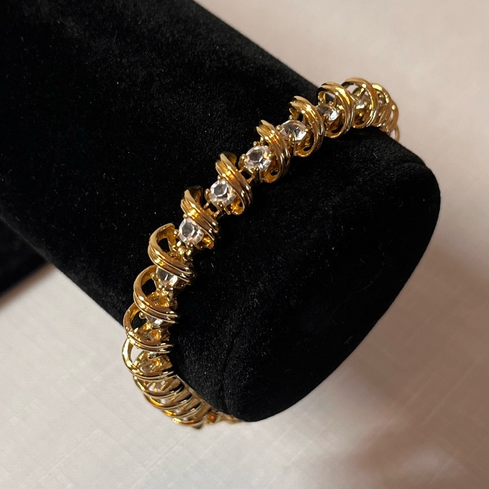 New FIFTH AVENUE GOLD-tone tennis Bracelet 
Austrian crystals
Lead & Nickel free